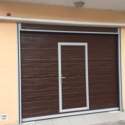 Гаражные секционные ворота 3000х2500 мм с калиткой, коричневый цвет (DoorHan, серия RSD02)